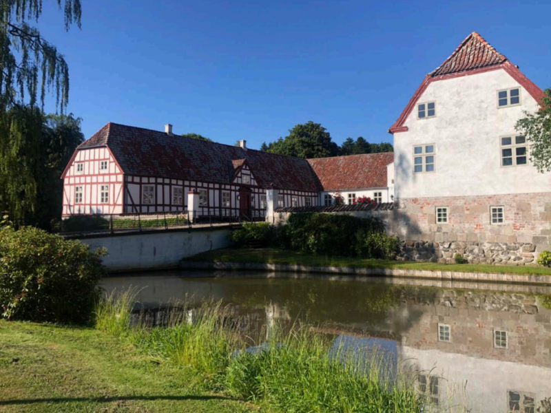 foto hof mit graben